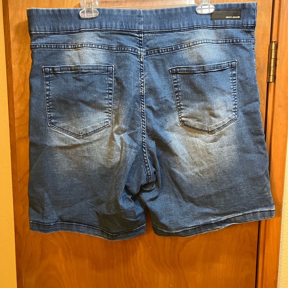 2 pairs of jean shorts DKNY  Relaxed Fit and Old Navy Curvy profile denim short - Picture 3 of 8